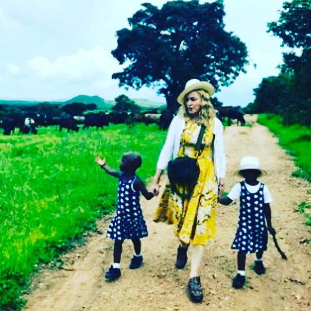 A cantora com as crianças adotadas no Malawi (Foto: Reprodução Instagram)